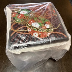 【新品未使用】20cm角　三段重箱　黒　鈴に菊と牡丹柄　お正月　おせちに◎の画像