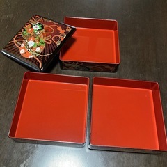 【新品未使用】20cm角　三段重箱　黒　鈴に菊と牡丹柄　お正月　おせちに◎の画像