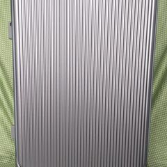 新品未使用　64L　Mサイズスーツケース　USBポート付き　キャリーケース　グレーの画像
