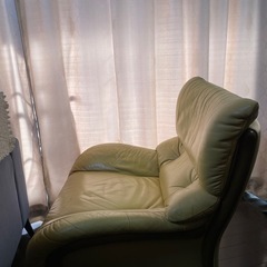 お取引完了【カリモク とナフコ】座り心地のいい一人用ソファの画像