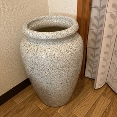 傘立て、大きな花瓶