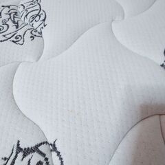 Sealy セミダブルマットレス・フレームセットの画像