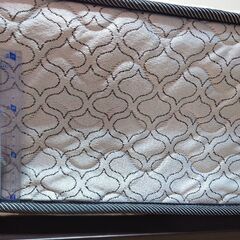 Sealy セミダブルマットレス・フレームセットの画像