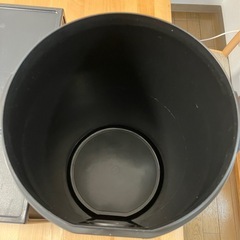 4段書類ケース(雑貨の整理にも)　未使用のゴミ箱(容量あり、バケツとして代用も可) どちらも拭きあげて清潔な状態です　このまま、すぐにご使用になれますの画像