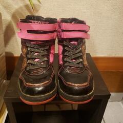 値下げしました美品ハイカットスニーカー 黒とピンク ヒョウ柄24cmの画像