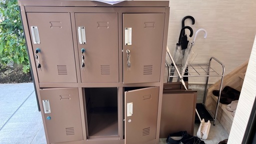 学校の下駄箱　ブラウン
