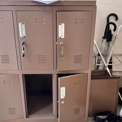 学校の下駄箱　ブラウン