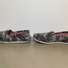 TOMS 迷彩 スリッポン W7サイズの画像