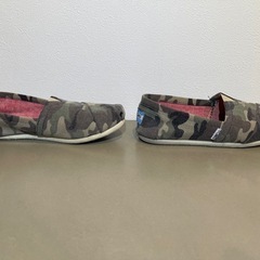 TOMS 迷彩 スリッポン W7サイズの画像