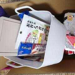 食品類と収納ケース類&スリッパ2足、まとめて引き取ってくれる人に...