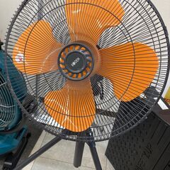 お安い時期にいかがですか？在庫残り1 扇風機（業務用）2024年製 折り畳みスタンド式 定価7,689円の画像