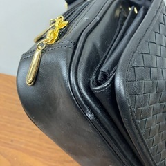 K2412-040 イントレチャート ショルダーバッグ 黒 キズ 汚れありの画像