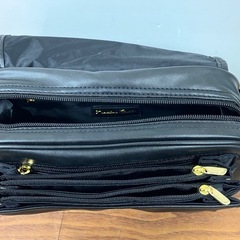 K2412-040 イントレチャート ショルダーバッグ 黒 キズ 汚れありの画像