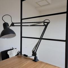 【お得！！】定価25,000円！組立式IKEA ダイニングテーブル HÅVERUD ホーヴェルード+イスとライト の画像