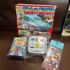 トーマス絵本　でんしゃあつまれ　プラレール　お弁当箱　トランプ　JAL木のおもちゃ　巾着袋　カーズシール　水鉄砲の画像