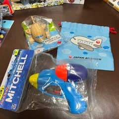 トーマス絵本　でんしゃあつまれ　プラレール　お弁当箱　トランプ　JAL木のおもちゃ　巾着袋　カーズシール　水鉄砲の画像