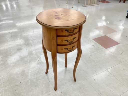 ご来店いただける方限定！アンティーク調サイドテーブルのご紹介です！