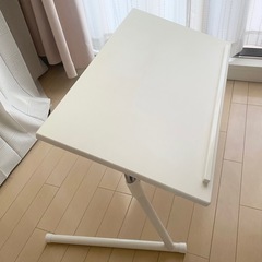パソコン作業に◎角度が変えられるテーブルの画像
