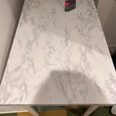 IKEAテーブル