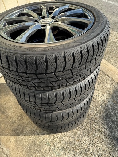 トーヨータイヤ　スタッドレスタイヤ 215/50R18 4本セット　ホイール付き