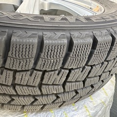 DUNLOPスタッドレスタイヤ、アルミホイール付きの画像