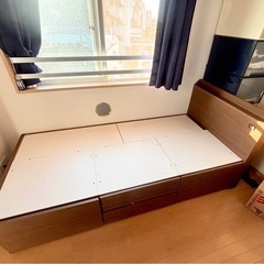 美品✨シングルベッド　大容量収納　コンセント付 マットレス付き