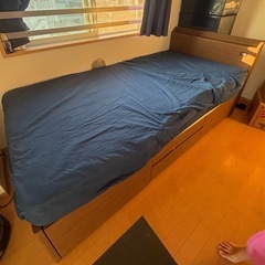 美品✨シングルベッド　大容量収納　コンセント付 マットレス付きの画像