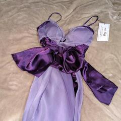 新品タグ付きの鮮やかな紫色のドレスです。の画像