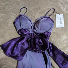 新品タグ付きの鮮やかな紫色のドレスです。の画像