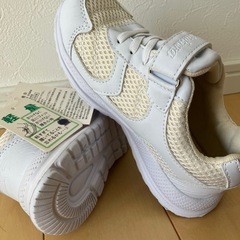 新品　タグ付き　キッズ　スニーカー　靴　サイズ　19㎝　運動　シューズ　タグ付き　白色　軽量の画像