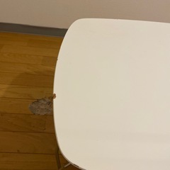 折りたたみ式テーブルの画像