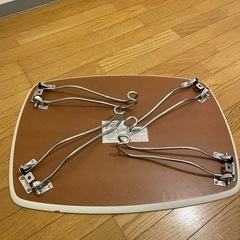 折りたたみ式テーブルの画像