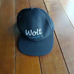 wolt ウインドウブレーカーとキャップの画像