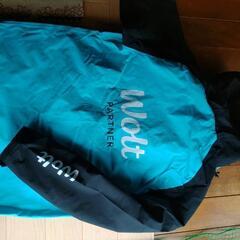 wolt ウインドウブレーカーとキャップの画像