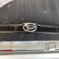 ダイハツ ロッキー　バックドアガーニッシュ　新車外し