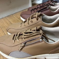 取引12月8日まで限定。 26センチメンズスニーカー二足、一足未使用、一足一度使用の画像