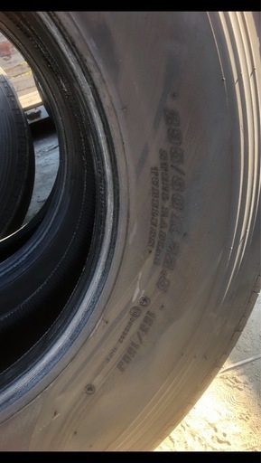 DUNLOP11R22.5が８本295/22.5が２本