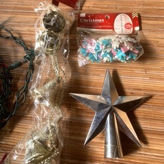 クリスマスツリーの飾りとライトの画像