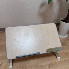 ベッドテーブルの画像