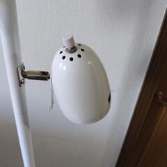 スタンド式電球3個照明の画像