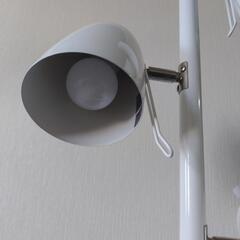 スタンド式電球3個照明の画像