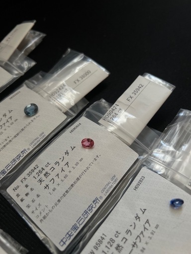 天然サファイアルース8点です。
