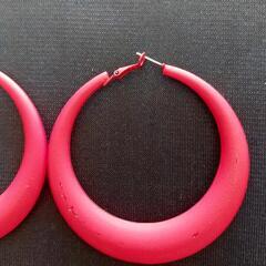 真っ赤なピアスの画像