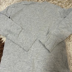 グレー　長袖シャツ　130サイズの画像