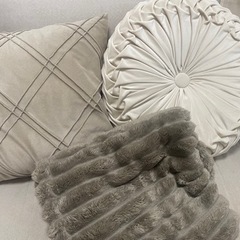 クッション2個とブランケットの画像