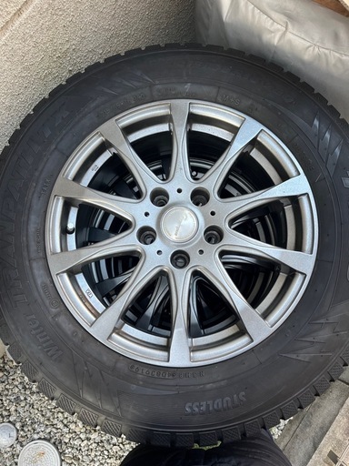 スタッドレスタイヤ　  215/65R16