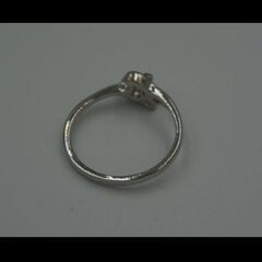 ▽➊m→→→j23-3/（■25）ラインストーンのついた銀色のリングの画像