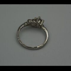 ➊m→→→j23-3（■29）ラインストーンのついた銀色のリングの画像