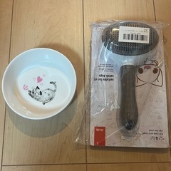 ペット用ブラッシングandフード皿の画像