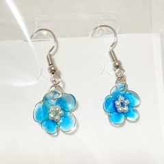 ハンドメイド ネモフィラのピアス